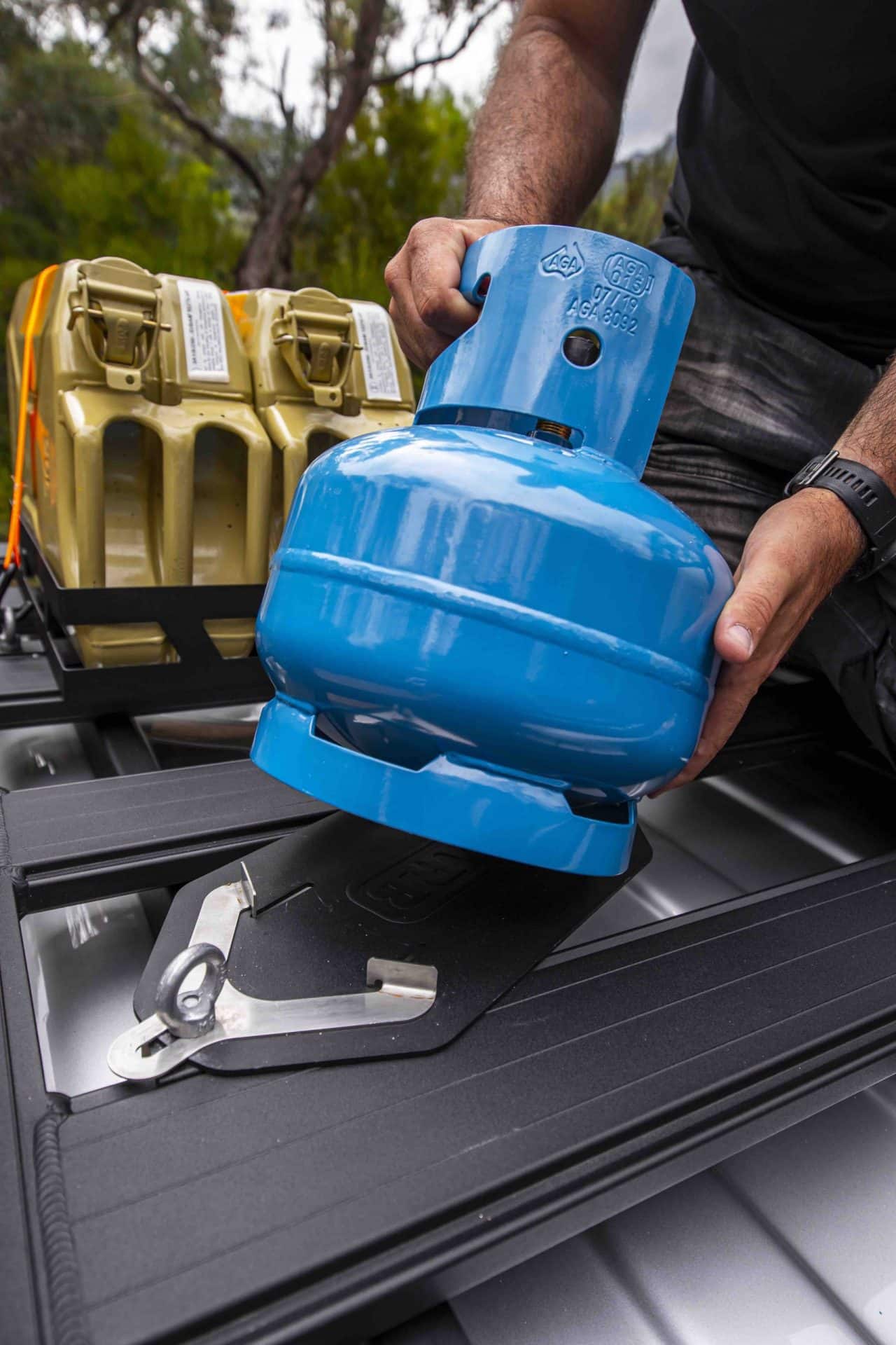 Gas bottle on online roof rack