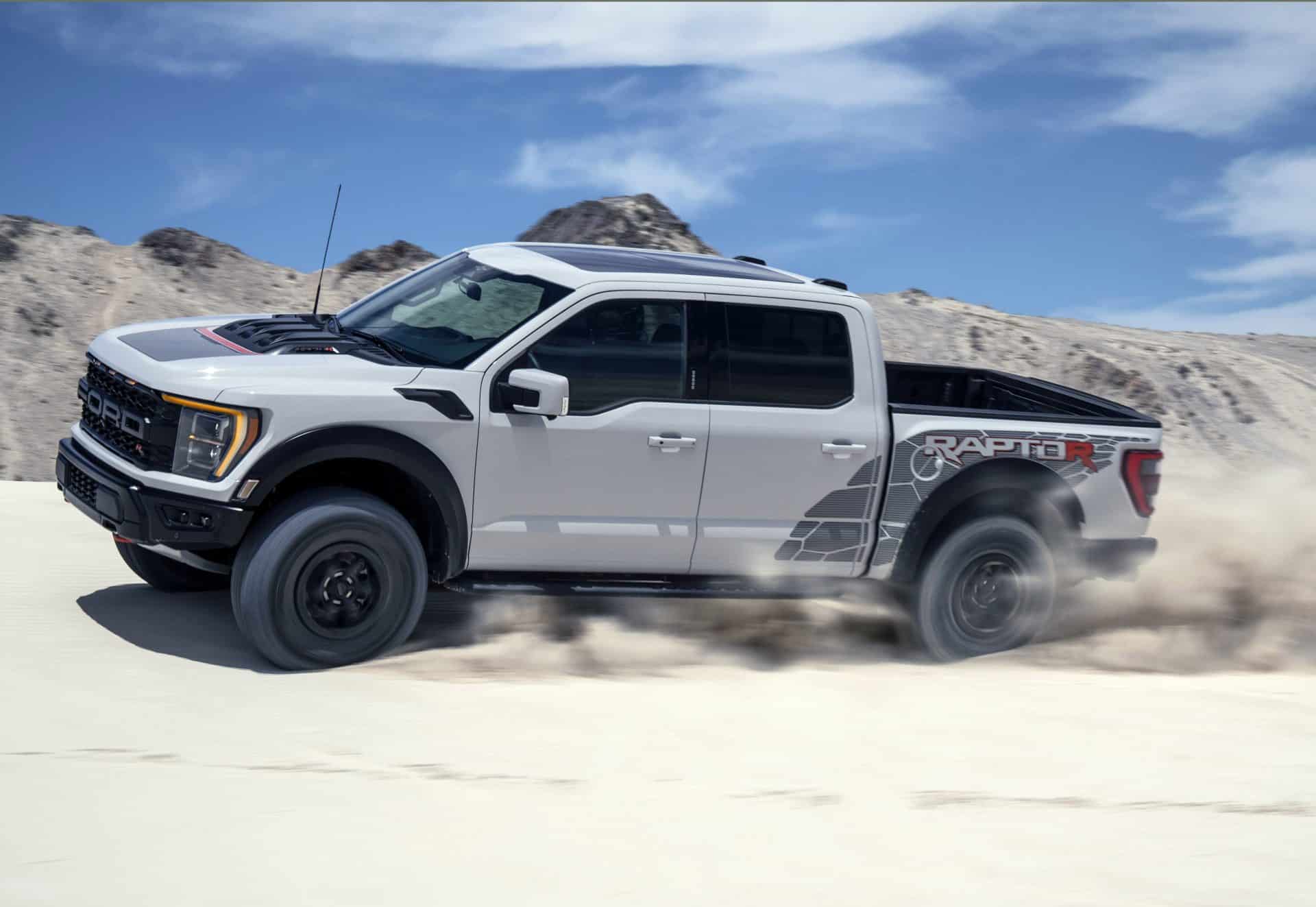 Raptor R at high speed in the sand