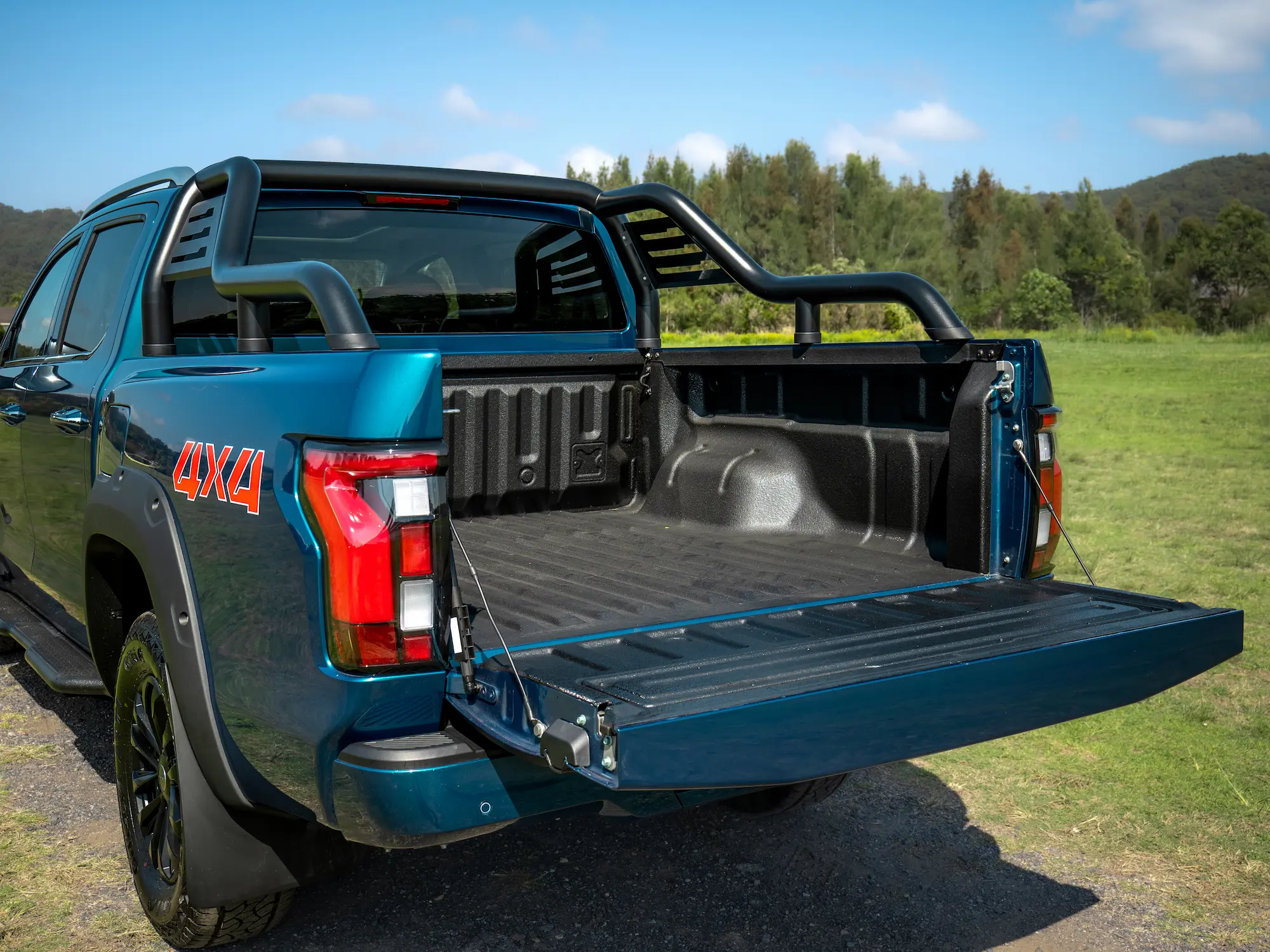 Foton Tunland V9 tray showing 1,577mm length and spray-in liner with sports bar