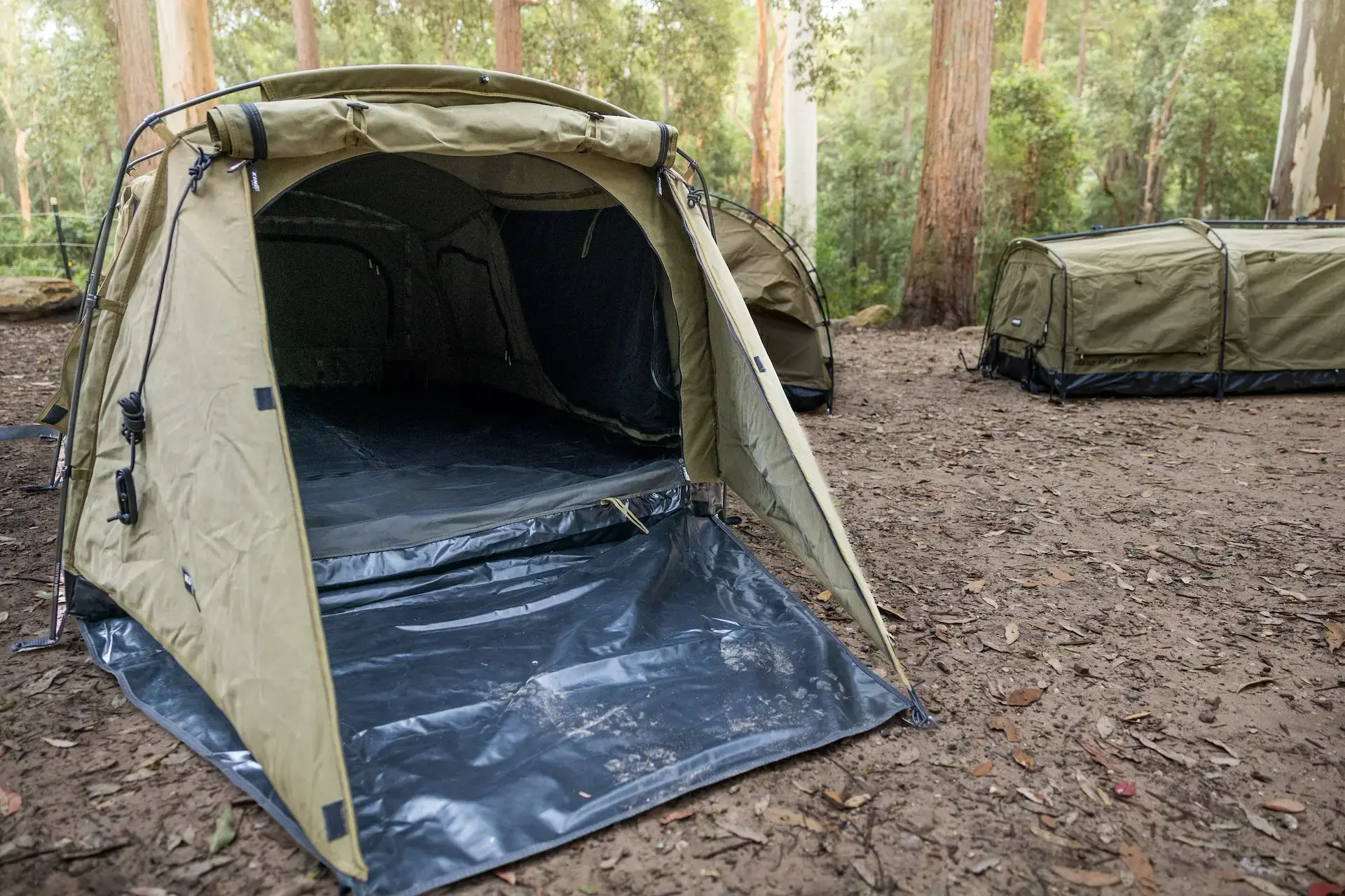 Grand Tourer Swag Vestibule: Demonstration of maximum airflow with zip-down weather protection